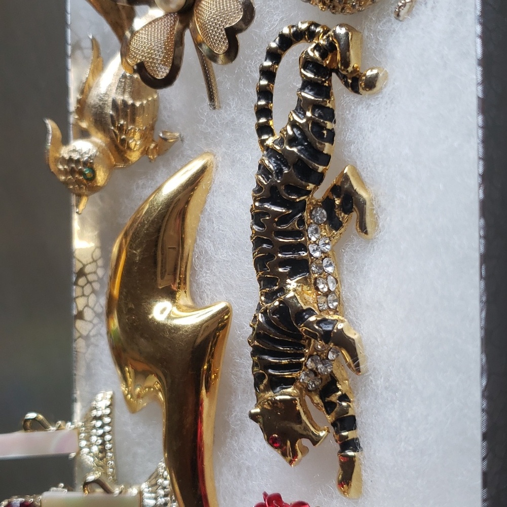8PCS VINTAGE BROOCH LOT ANIMAL JAGUAR GOLDTONE RED JEWELS Owl Bird SARAH COV
